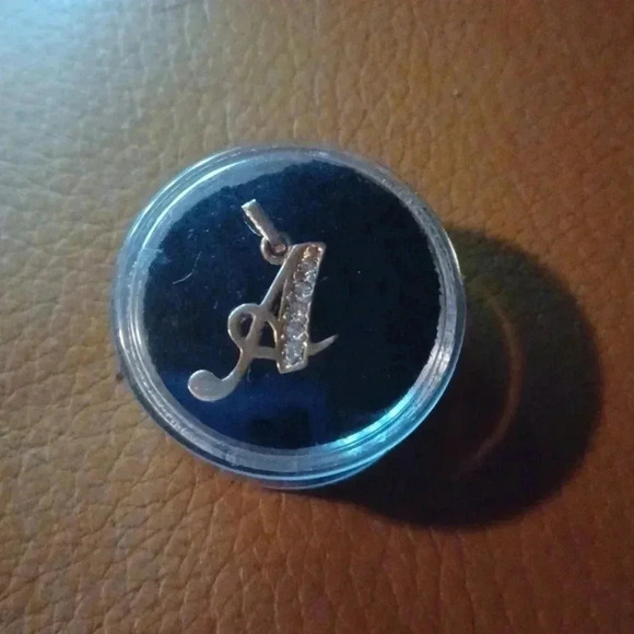 💙🌹Gold plated letter pendant "A" with faux diamonds - Picture 4 of 8